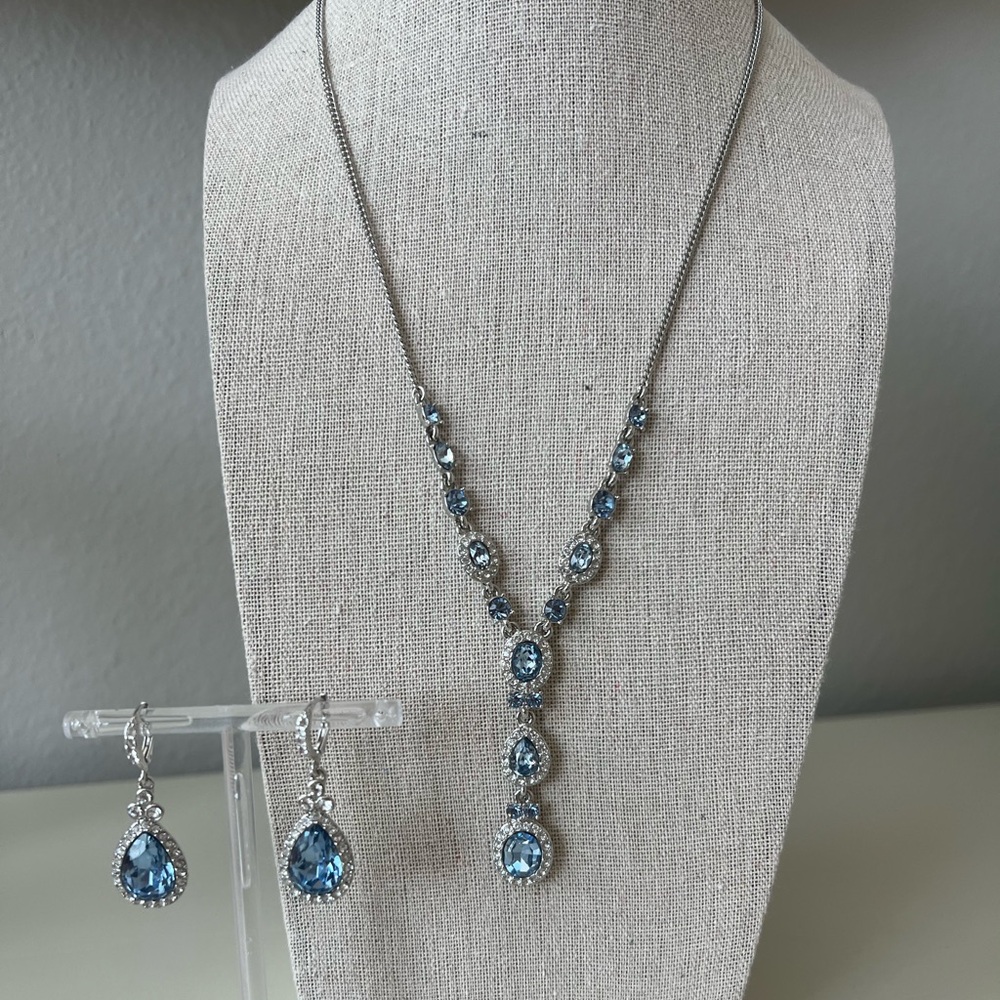 Stunning Blue Pave Necklace and Earrings Set💫